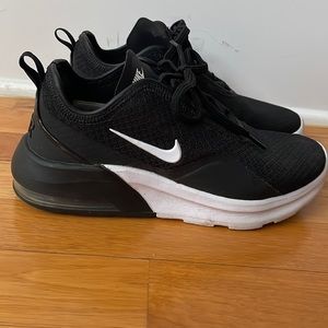 Women’s Nike Air Max Motion 2 size 5